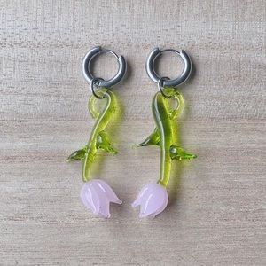 Hanging tulip earrings